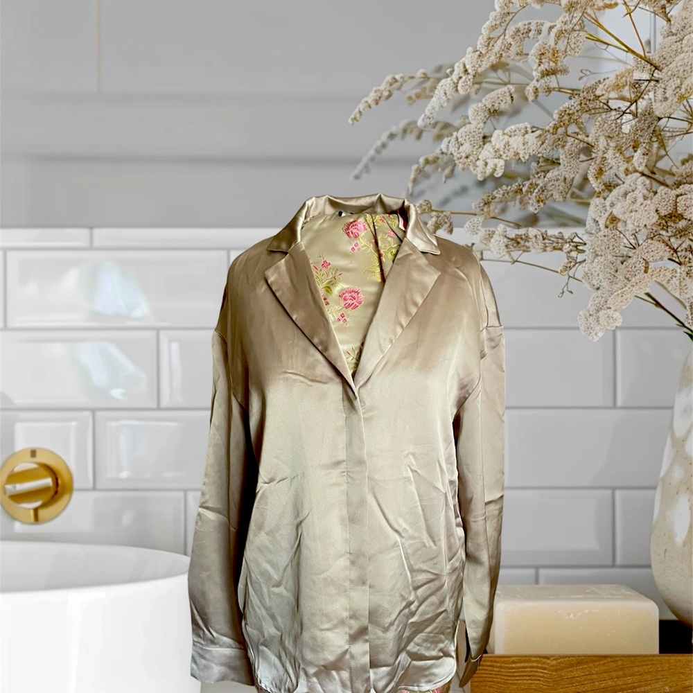 Rachel Zoe women’s long sleeved silky blouse. Size medium excellent condition.